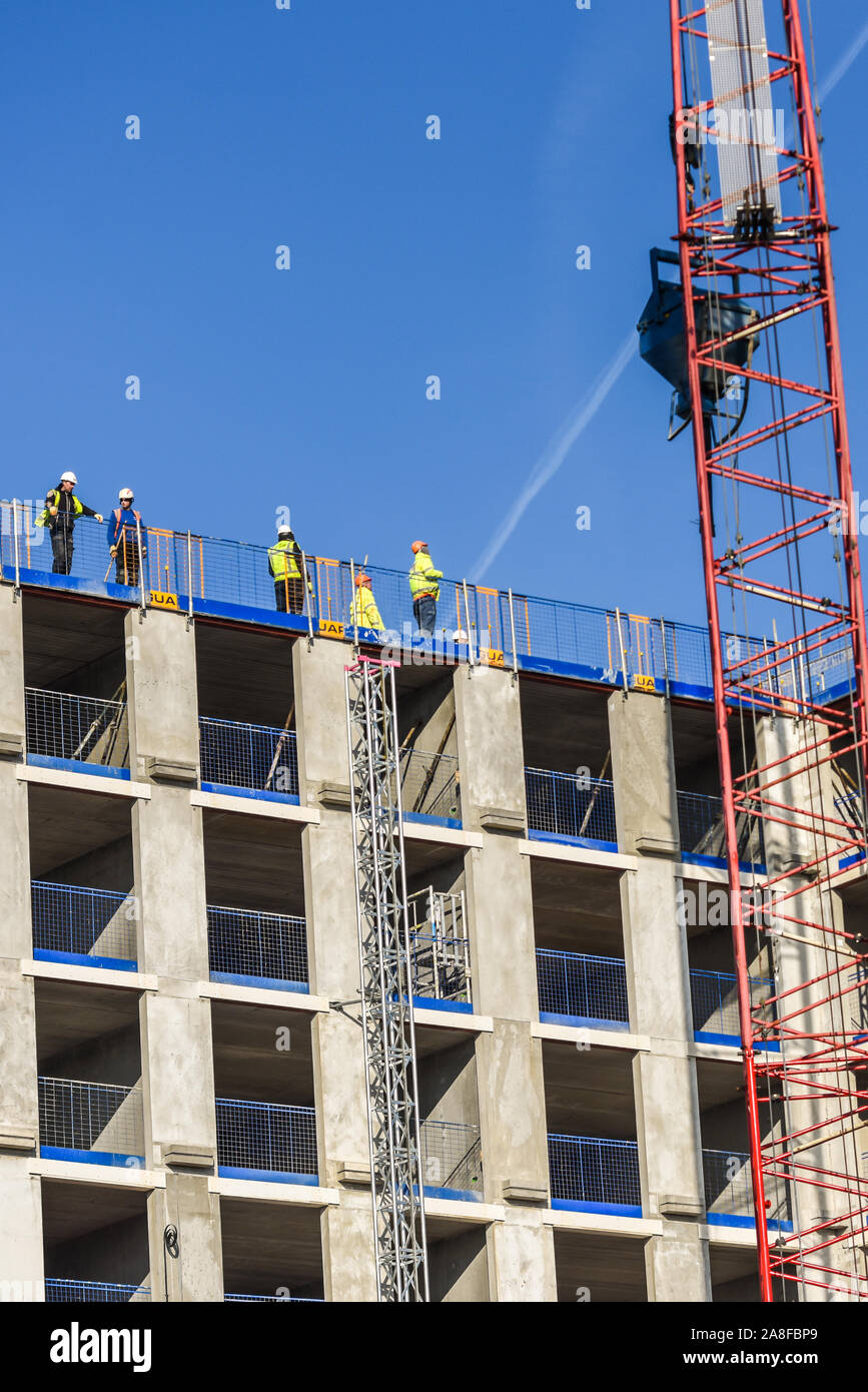 Operai Stand Hilton building cranes structure immagini e fotografie stock ad alta ...