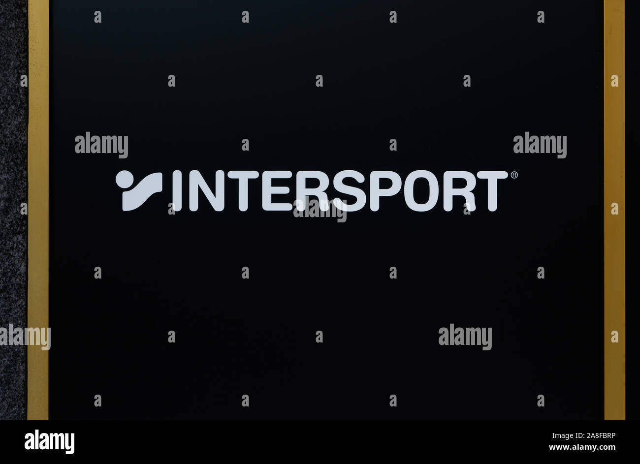 Stoccolma, Svezia - Agosto 15, 2019: Close-up di Intersport ingranaggio sport shop segno. Foto Stock