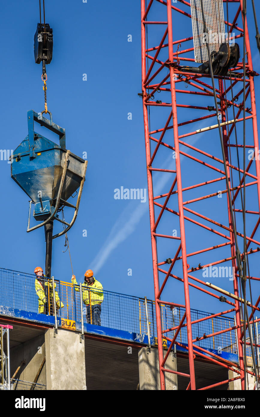 Operai Stand Hilton building cranes structure immagini e fotografie stock ad alta ...