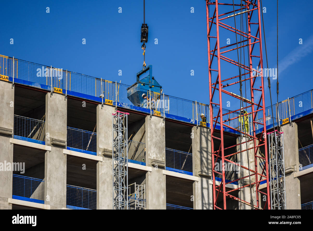 Operai Stand Hilton building cranes structure immagini e fotografie stock ad alta ...
