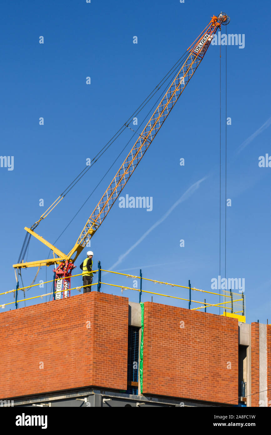 Operai Stand Hilton building cranes structure immagini e fotografie stock ad alta ...