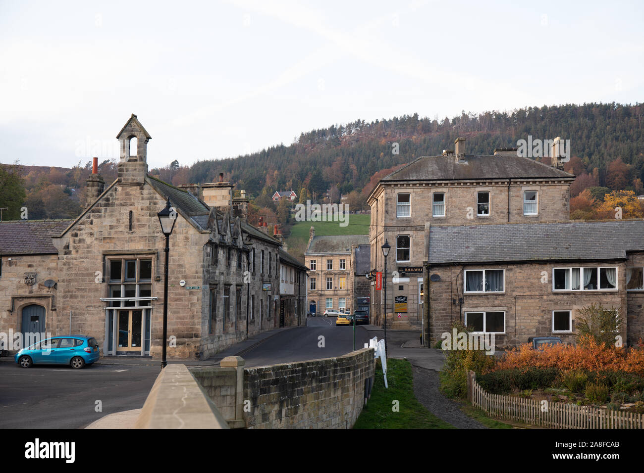 Guardando verso il villaggio di Rothbury dal ponte sul fiume Coquet, in Northumberland, Regno Unito Foto Stock