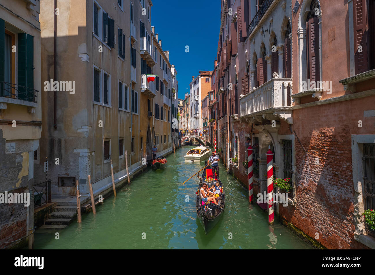 Venezia, Italia - 3 Agosto 2019: equitazione Gandolier turisti in gondola al giorno d'estate e di sole Foto Stock