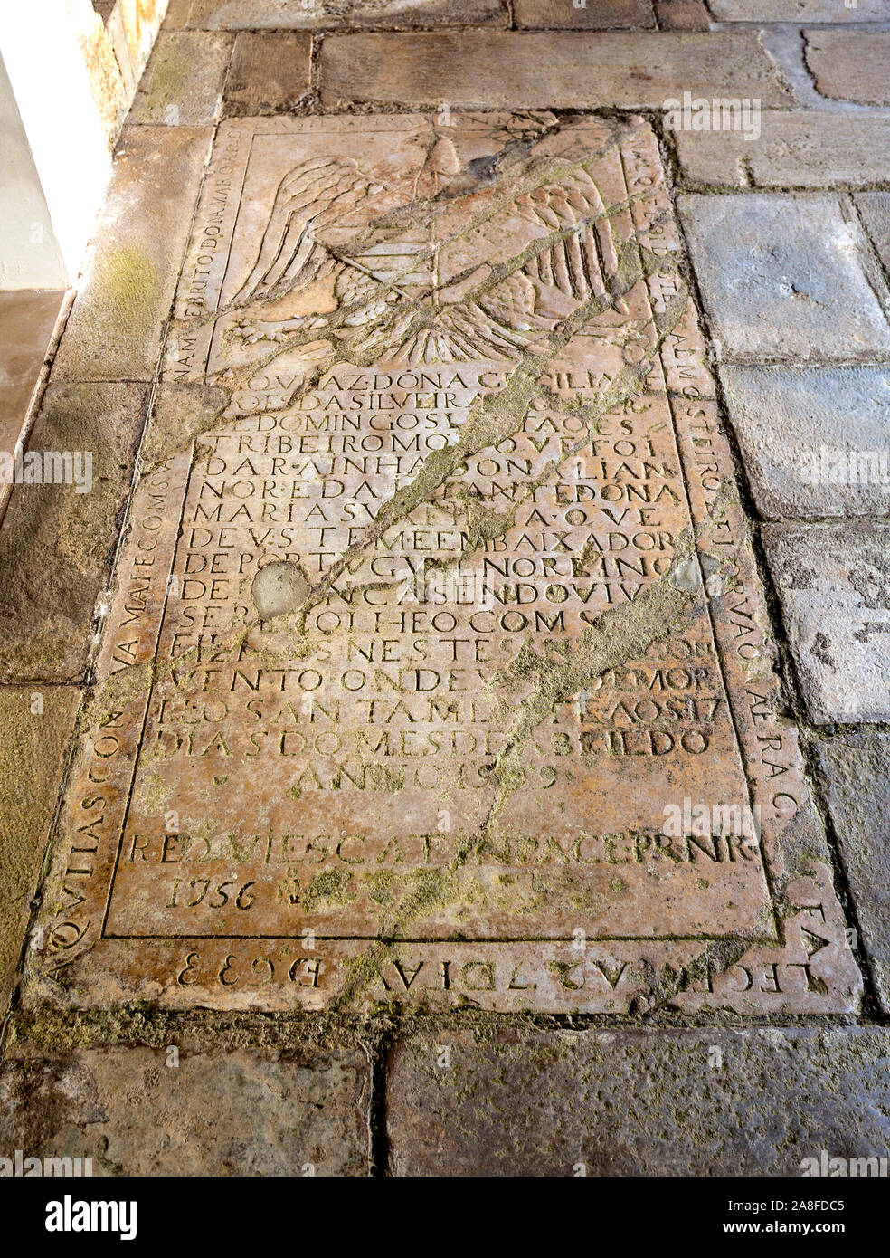 Diversi tipi di pietre tombali secondo il religioso e lo status sociale delle suore di clausura del monastero di Santa Maria di Lorvao, Coimb Foto Stock