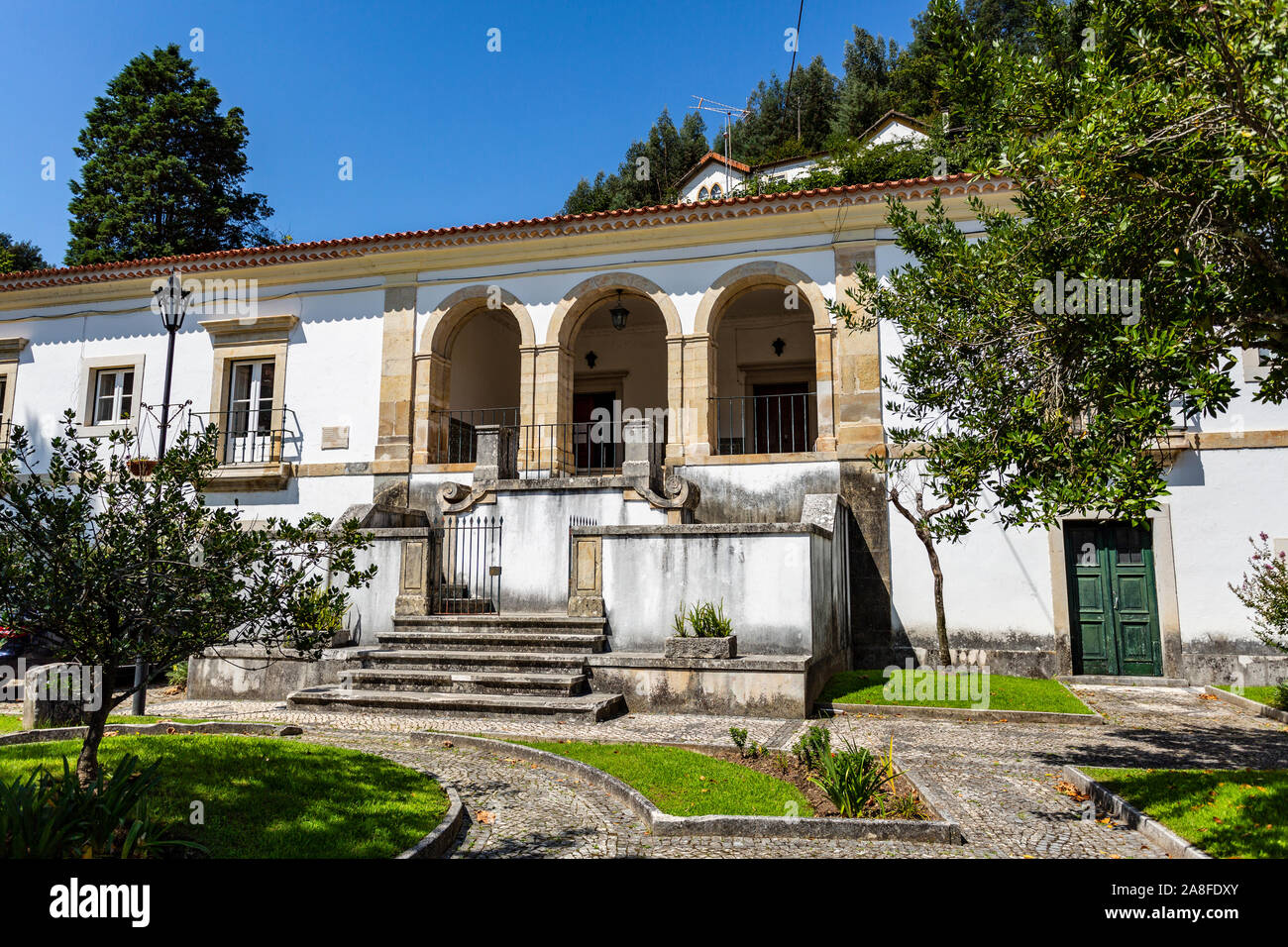 Vista della ex sacerdoti House situato nel giardino del Monastero di Santa Maria di Lorvao, Coimbra, Portogallo Foto Stock