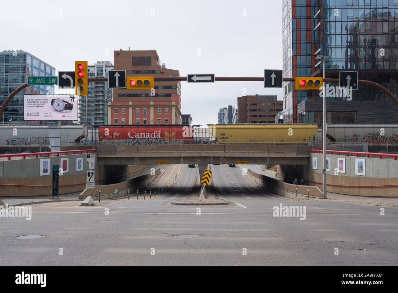Treno sul ponte sul quinto St SW da 9th Avenue SW, Calgary, Canada Foto Stock