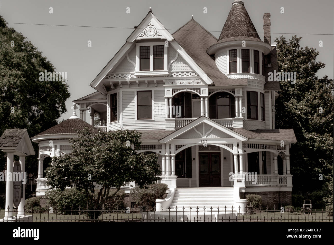 Un bellissimo esempio di un vintage Queen Anne house, con i tetti e torretta, ora il Deakle Law Firm, in Hattiesburg MS, STATI UNITI D'AMERICA in seppia Foto Stock Un bellissimo esempio di un vintage Queen Anne house, con i tetti e torretta, ora il Deakle Law Firm, in Hattiesburg MS, STATI UNITI D'AMERICA in seppia Foto Stock