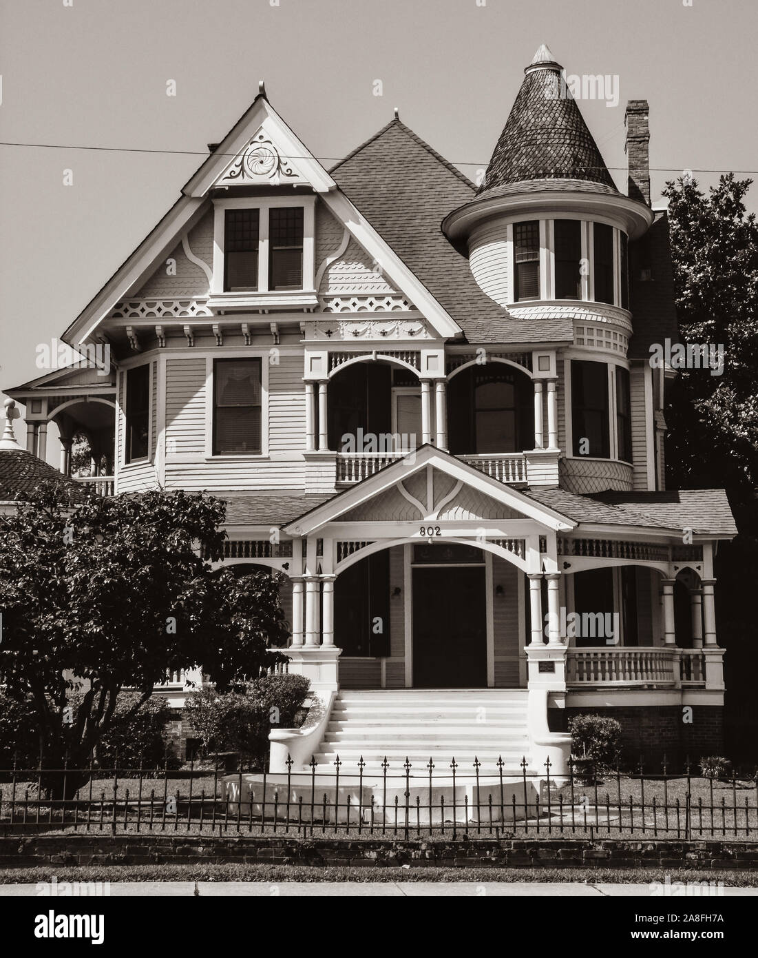 Un bellissimo esempio di un vintage Queen Anne house, con i tetti e torretta, ora il Deakle Law Firm, in Hattiesburg MS, STATI UNITI D'AMERICA Foto Stock Un bellissimo esempio di un vintage Queen Anne house, con i tetti e torretta, ora il Deakle Law Firm, in Hattiesburg MS, STATI UNITI D'AMERICA Foto Stock