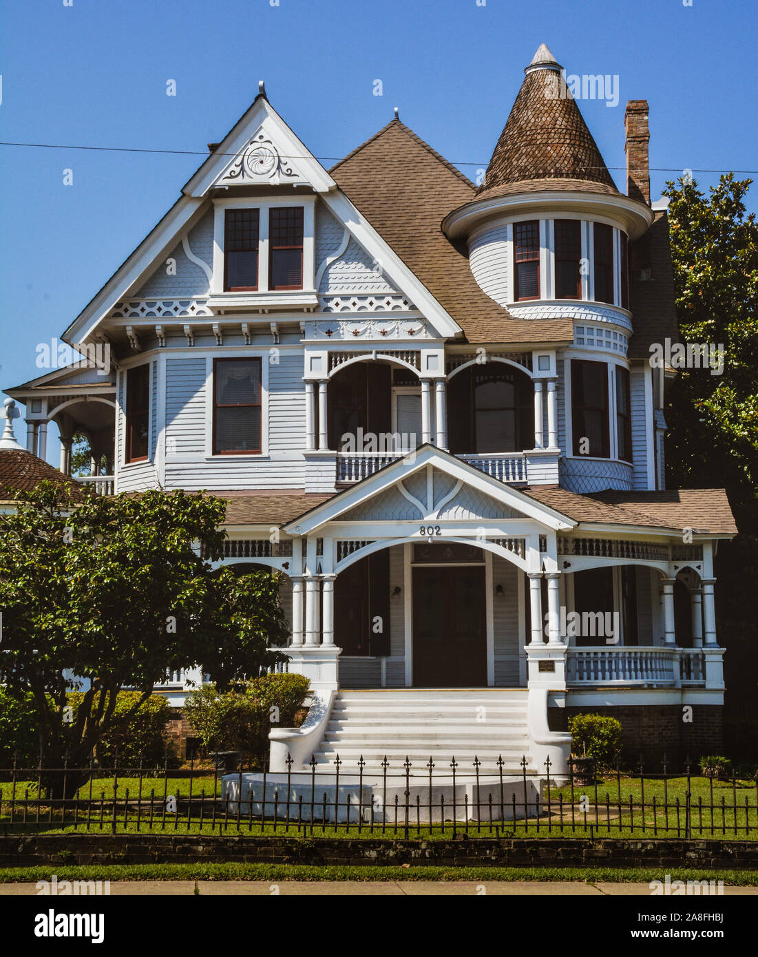 Un bellissimo esempio di un vintage Queen Anne house, con i tetti e torretta, ora il Deakle Law Firm, in Hattiesburg MS, STATI UNITI D'AMERICA Foto Stock Un bellissimo esempio di un vintage Queen Anne house, con i tetti e torretta, ora il Deakle Law Firm, in Hattiesburg MS, STATI UNITI D'AMERICA Foto Stock