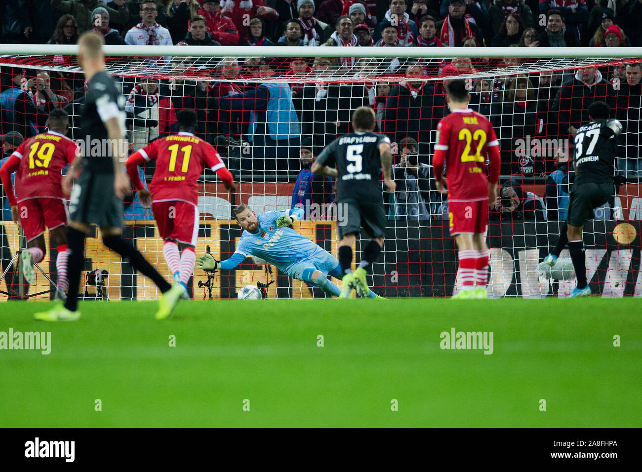 08 novembre 2019, Renania settentrionale-Vestfalia, Colonia: Calcio - Bundesliga, 1° FC Colonia - 1899 Hoffenheim, undicesima giornata nel RheinEnergieStadion. Portiere di colonia Timo clacson (M) non è in grado di trattenere il calcio di rigore per il 2:1 di Hoffenheim's Jürgen Locadia. Foto: Rolf Vennenbernd/dpa - NOTA IMPORTANTE: In conformità con i requisiti del DFL Deutsche Fußball Liga o la DFB Deutscher Fußball-Bund, è vietato utilizzare o hanno utilizzato fotografie scattate allo stadio e/o la partita in forma di sequenza di immagini e/o video-come sequenze di foto. Foto Stock