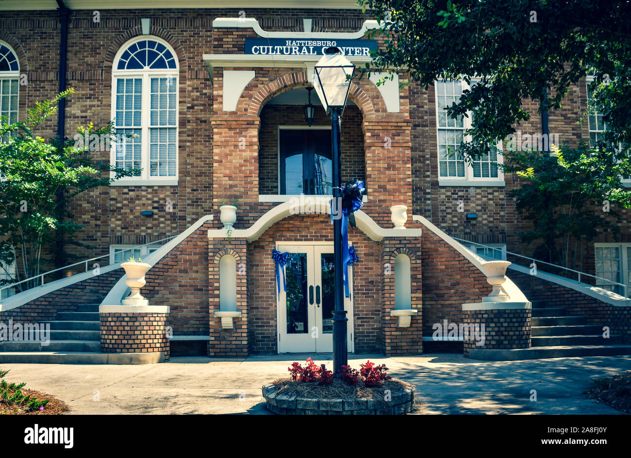 Bellissimo edificio in mattoni ingresso su scale curve per la Hattiesburg MS, centro culturale, anche la casa per la storica Società Museum Foto Stock