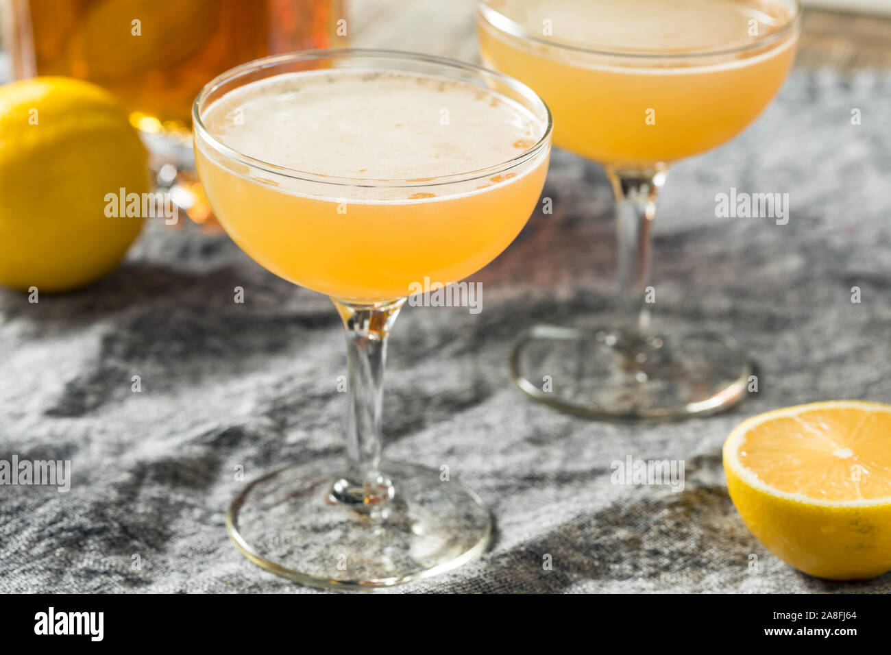 In Casa Limone Brandy Daisy Cocktail con acqua di soda Foto Stock