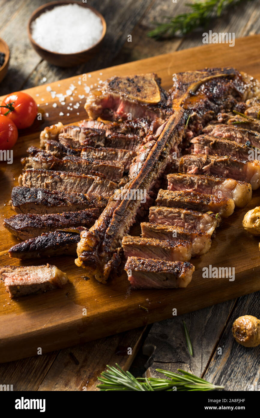 In casa di erba tagliata alimentato fino T Bone Steak con spezie Foto Stock