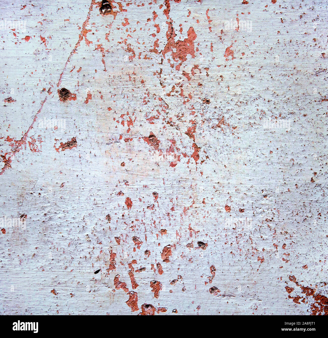 Texture grunge . Macchie di colore rosso , graffi e punti su sfondo bianco . La superficie di parete . Foto Stock