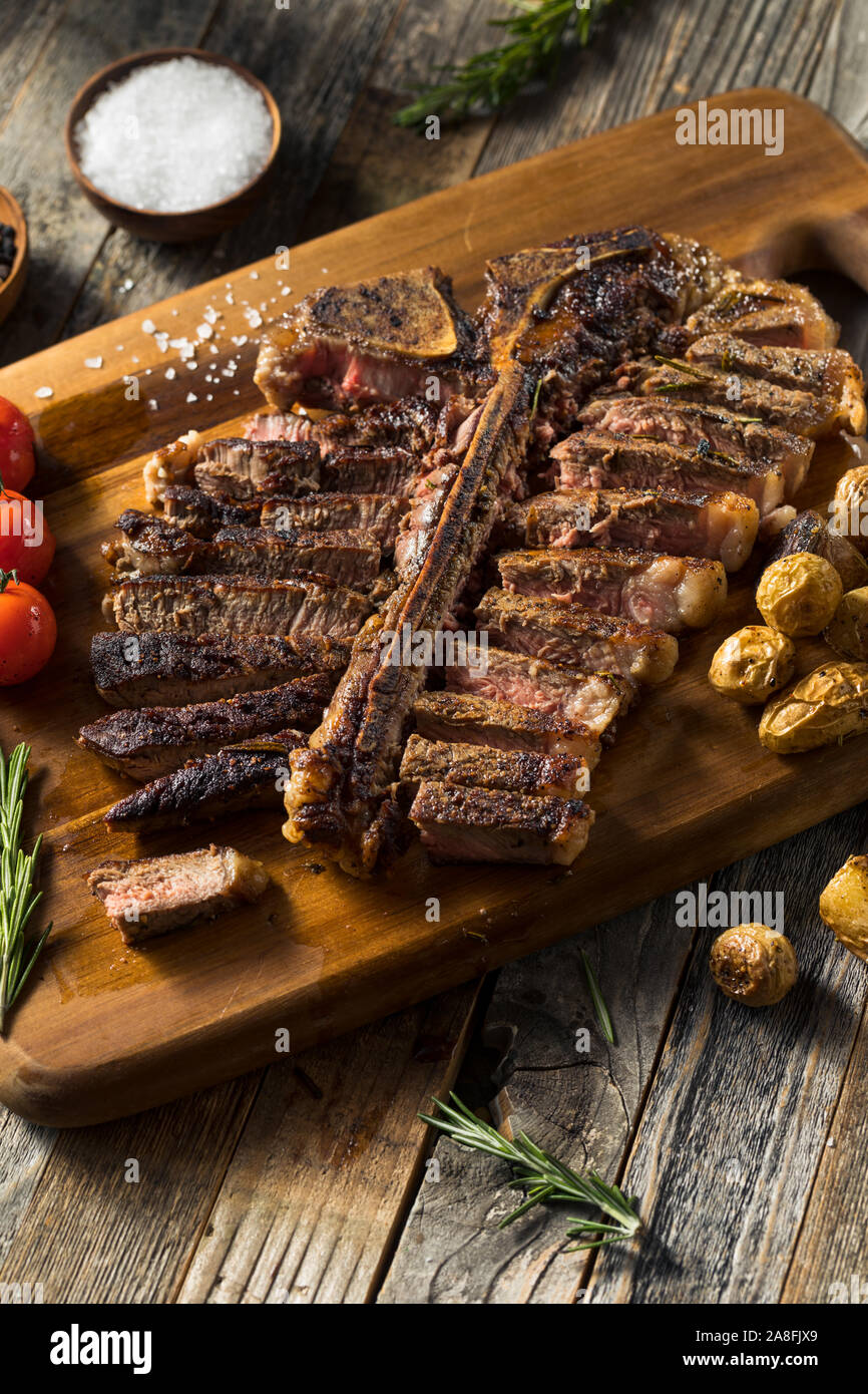 In casa di erba tagliata alimentato fino T Bone Steak con spezie Foto Stock