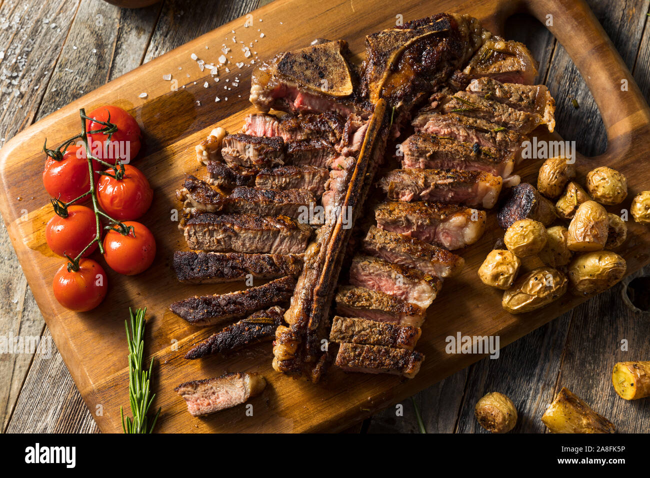 In casa di erba tagliata alimentato fino T Bone Steak con spezie Foto Stock