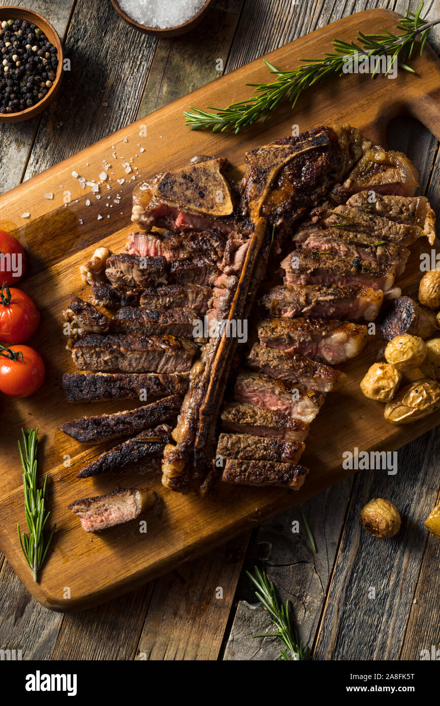 In casa di erba tagliata alimentato fino T Bone Steak con spezie Foto Stock