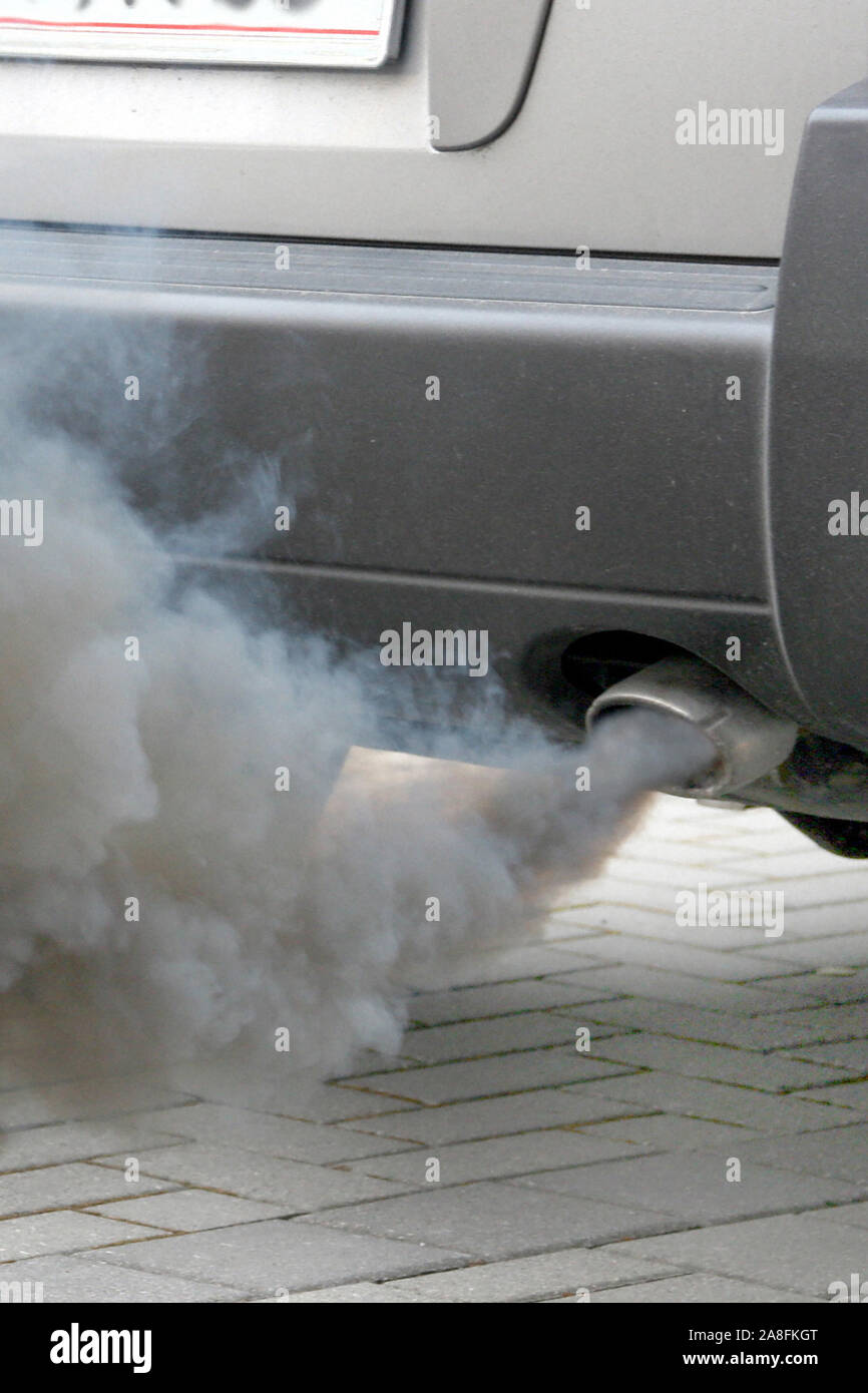 Rauchender Auspuff, Diesel, Umweltverschmutzung, CO2, Ausstoss, Klimawandel, Abgastest, Fahrverbot, Foto Stock