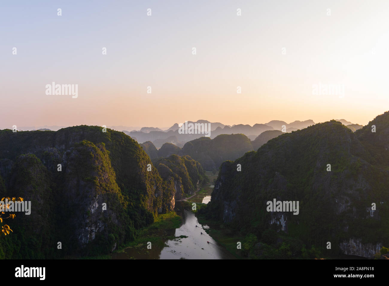 Bel tramonto su fiumi vietnamita e il paesaggio dalla scenic Mua grotte e la statua del drago in Tam Coc, Ninh Binh, Vietnam Foto Stock