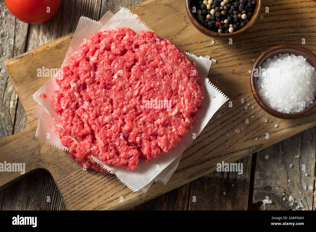 Materie organico rosso Pattys Hamuburger pronto per cucinare Foto Stock