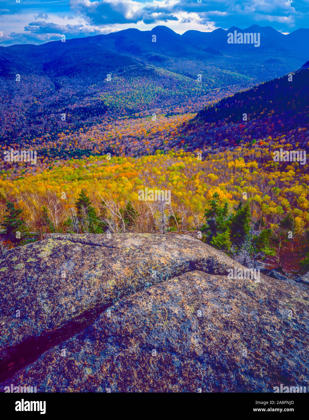 Picchi elevati e colori autunnali Adirondack Mountain Park, New York Montagne Adirondack Foto Stock