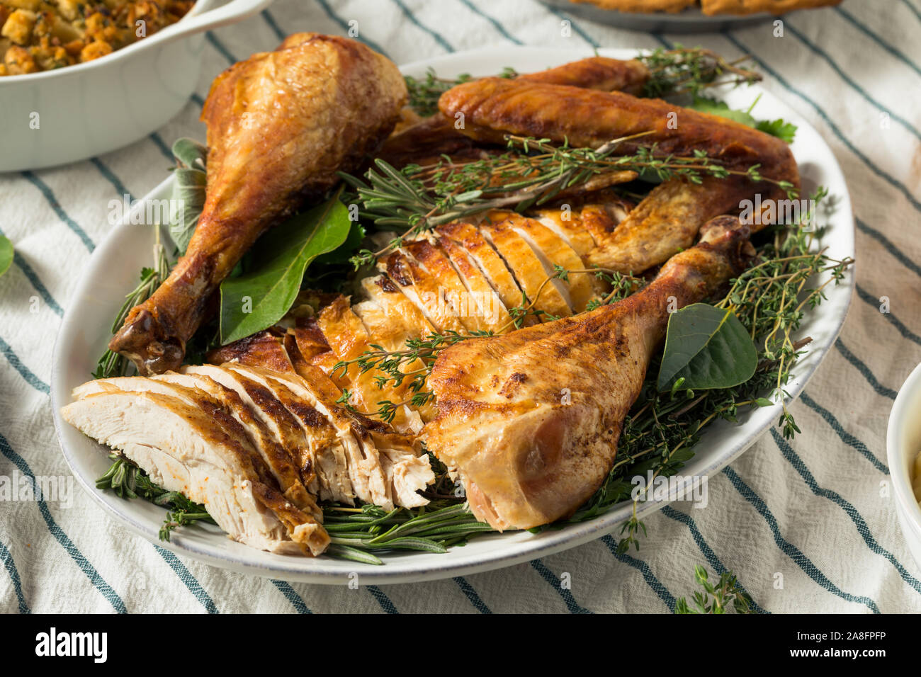 In casa di ringraziamento tagliare fino alla Turchia piatto con tutti i lati Foto Stock