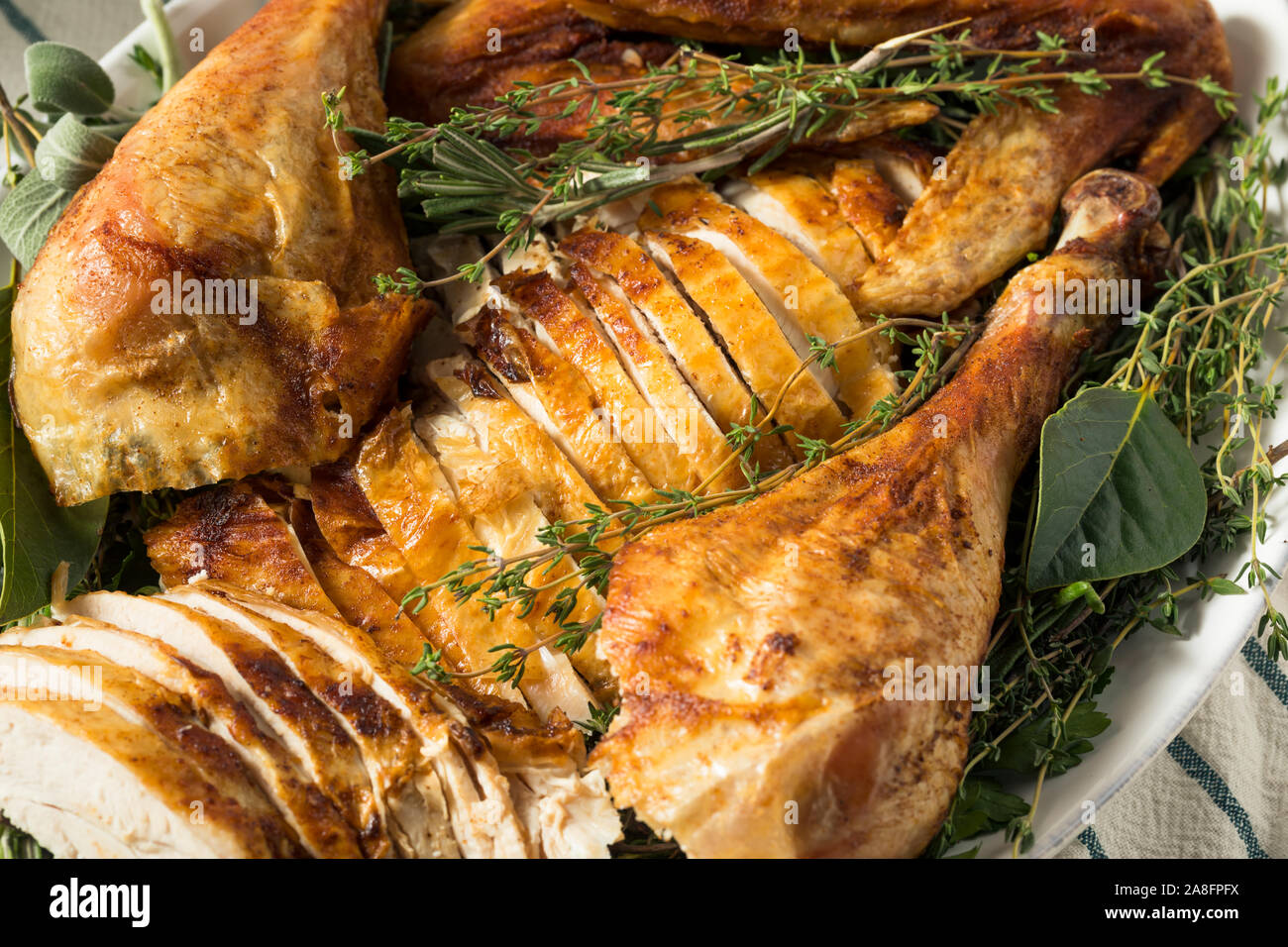 In casa di ringraziamento tagliare fino alla Turchia piatto con tutti i lati Foto Stock