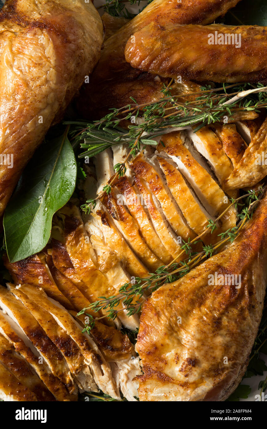 In casa di ringraziamento tagliare fino alla Turchia piatto con tutti i lati Foto Stock