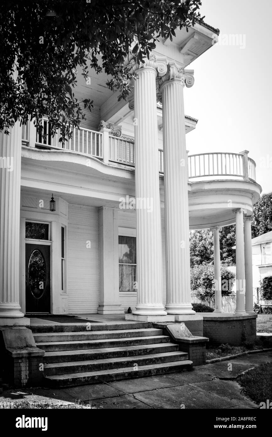 Colonne ioniche e una veranda rotonde sono gli aspetti salienti di questo stile Revival Greco antebellum home nel quartiere storico di Hattiesburg MS, STATI UNITI D'AMERICA Foto Stock