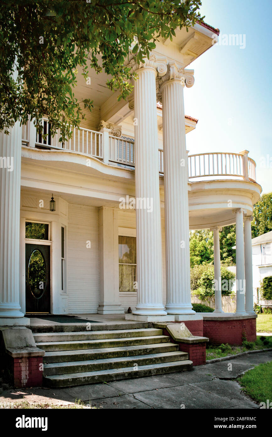 Colonne ioniche e una veranda rotonde sono gli aspetti salienti di questo stile Revival Greco antebellum home nel quartiere storico di Hattiesburg MS, STATI UNITI D'AMERICA Foto Stock