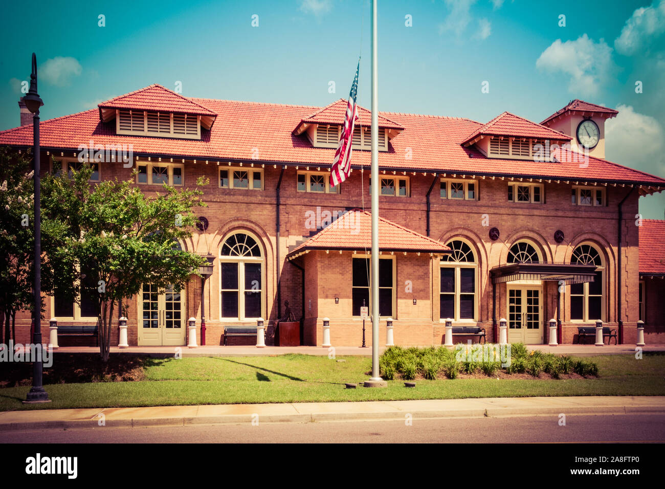 Il Hattiesburg MS, deposito dei treni, costruito nel 1910 in stile rinascimentale italiano e risanate e parzialmente riutilizzati nel 2000s, Hattiesburg MS Foto Stock