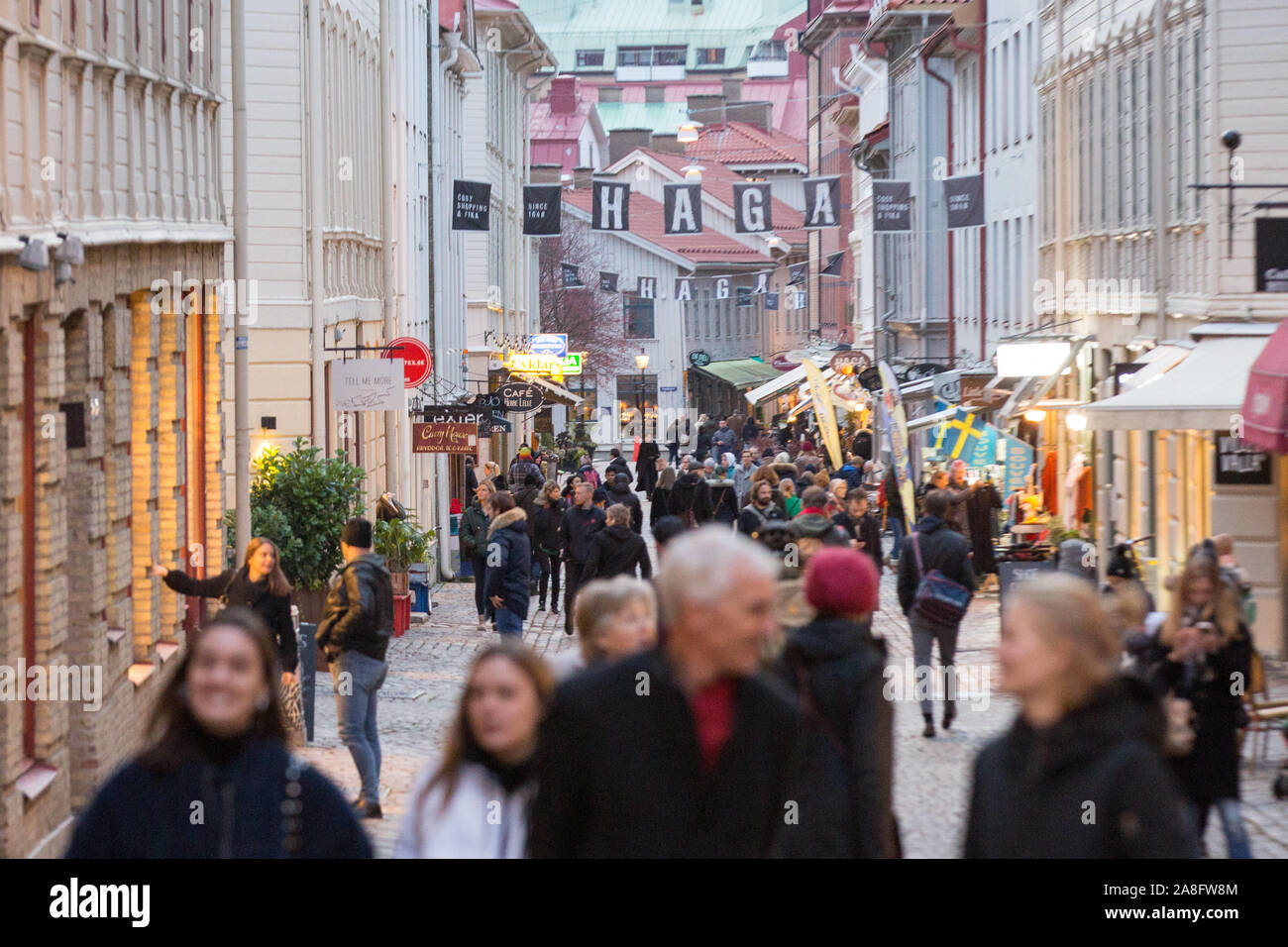 Gothenburg, Svezia. 1 Nov, 2019. Le persone sono considerate di camminare sulla strada nel quartiere di Haga.Haga quartiere è famoso per le sue pittoresche case in legno, secolo XIX-atmosfera e caffetterie. Originariamente una classe operaia sobborgo della città con una piuttosto cattiva reputazione, si è progressivamente trasformata in un popolare luogo visita per i turisti e Gothenburgers. Credito: Karol Serewis SOPA/images/ZUMA filo/Alamy Live News Foto Stock