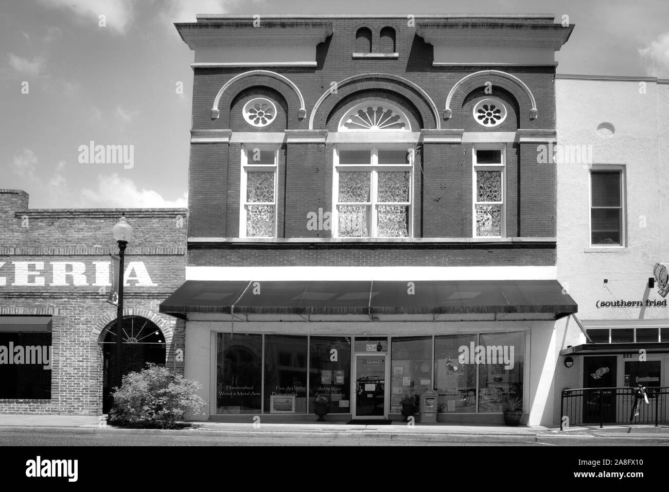 Affascinante di facciate di edifici d'epoca in un rivitalizzato downtown Hattiesburg MS, STATI UNITI D'AMERICA, in bianco e nero Foto Stock