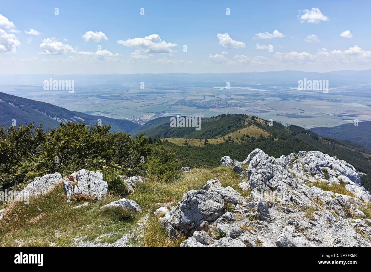 Un paesaggio fantastico di Stara Planina (Balcani) montagne da Shipka peak, Stara Zagora Regione, Bulgaria Foto Stock