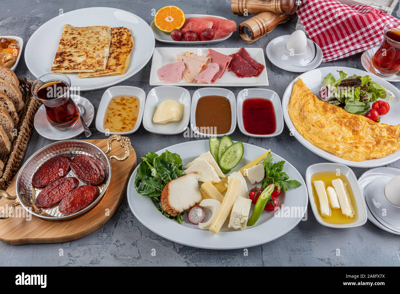 Tradizionale turca tavolo per la colazione (Serpme Kahvalti). Bagno turco in stile buffet. Foto Stock