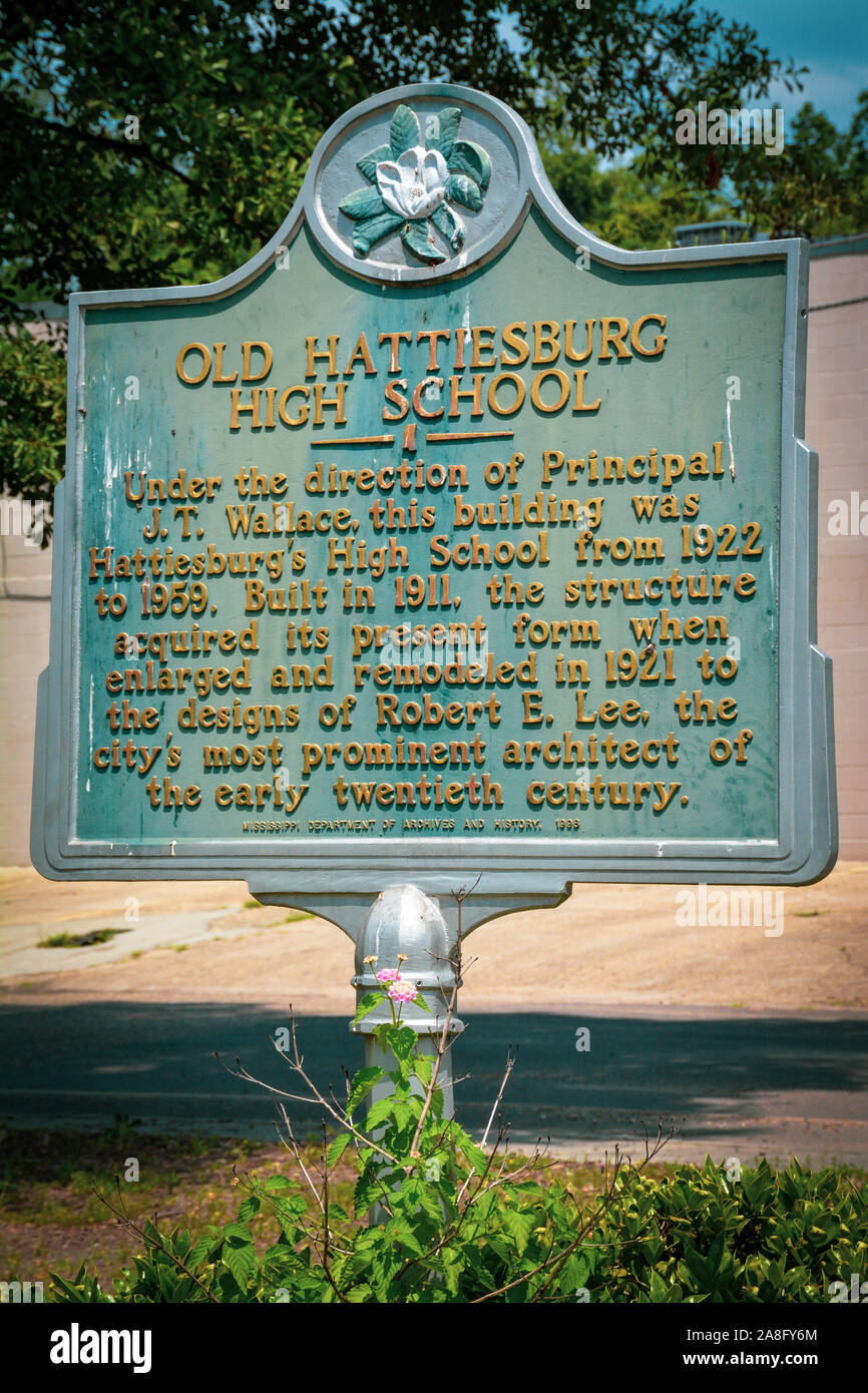 Un reparto Mississippi di archivi e storia verde marcatore di metallo che commemora il vecchio Hattiesburg High School di Hattiesburg MS, STATI UNITI D'AMERICA Foto Stock