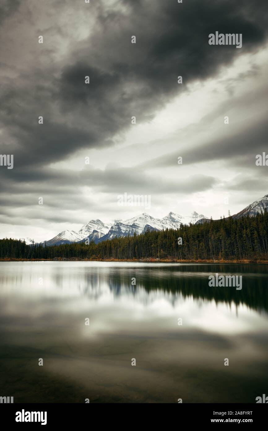 Il lago di Herbert nel Parco Nazionale di Banff in Canada Foto Stock