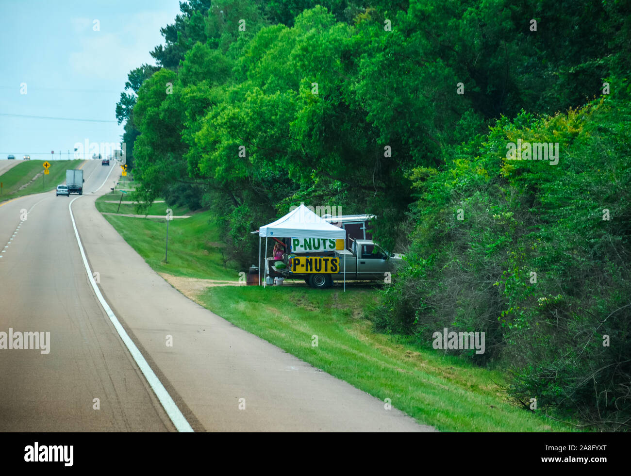 Un pick up truck portellone e tenda a ombreggiare la P-dadi e i cocomeri per vendere a una banchina di frutta stand nel sud del Mississippi, STATI UNITI D'AMERICA Foto Stock