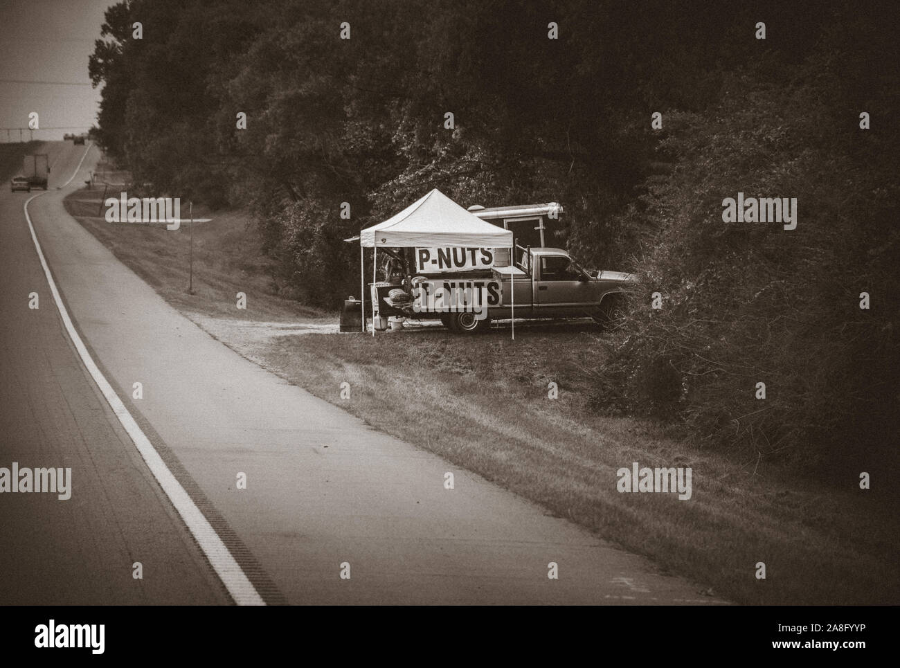 Un pick up truck portellone e tenda a ombreggiare la P-dadi e i cocomeri per vendere a una banchina di frutta stand nel sud del Mississippi, STATI UNITI D'AMERICA Foto Stock