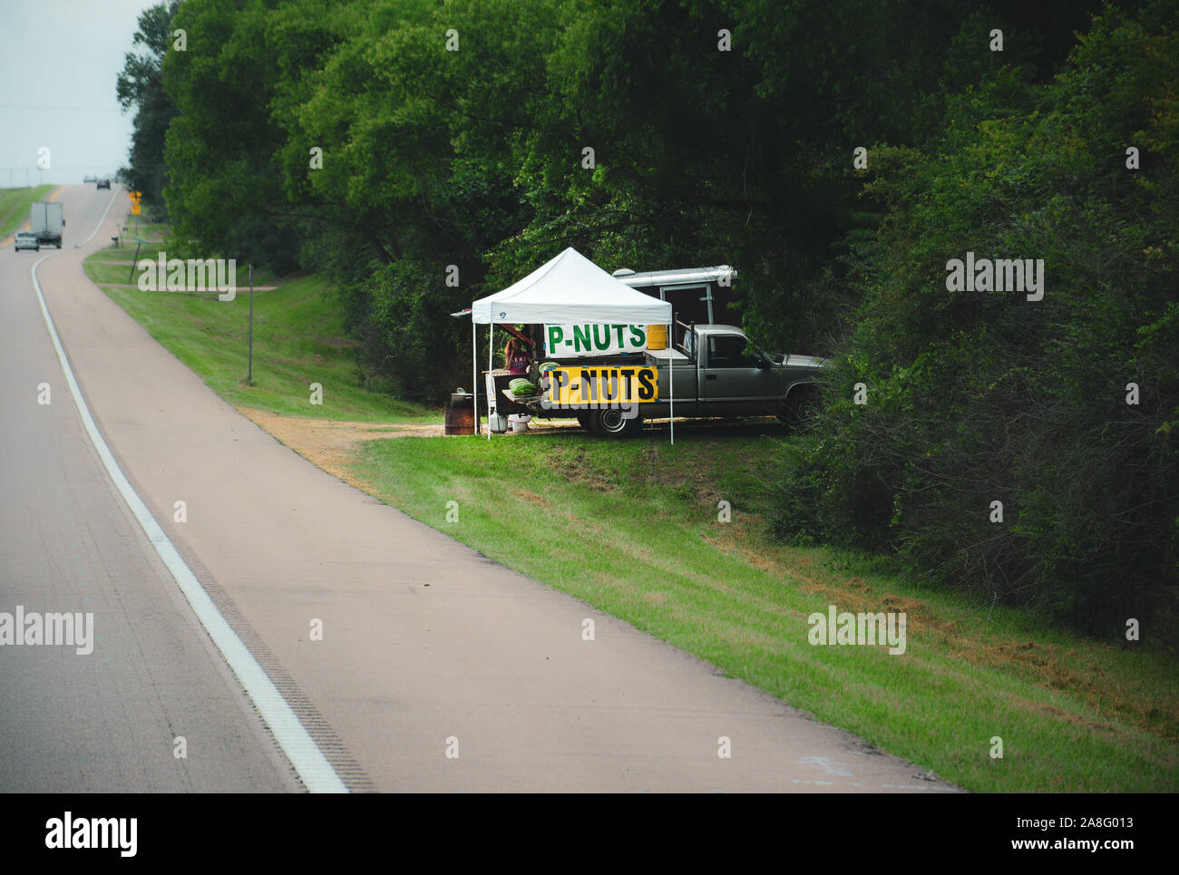 Un pick up truck portellone e tenda a ombreggiare la P-dadi e i cocomeri per vendere a una banchina di frutta stand nel sud del Mississippi, STATI UNITI D'AMERICA Foto Stock