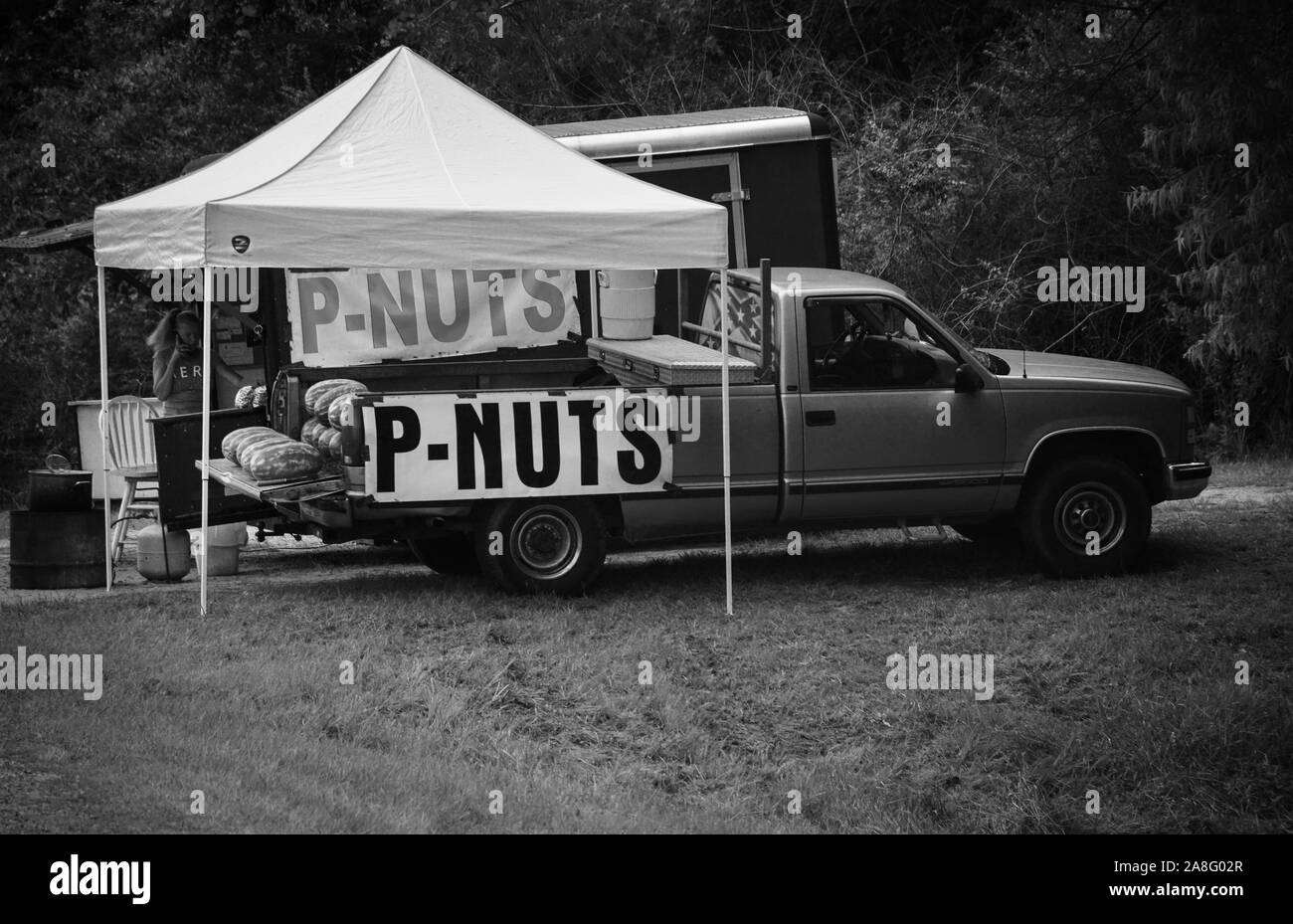 Un pick up truck portellone e tenda a ombreggiare la P-dadi e i cocomeri per vendere a una banchina di frutta stand nel sud del Mississippi, Stati Uniti d'America, in bianco e nero Foto Stock