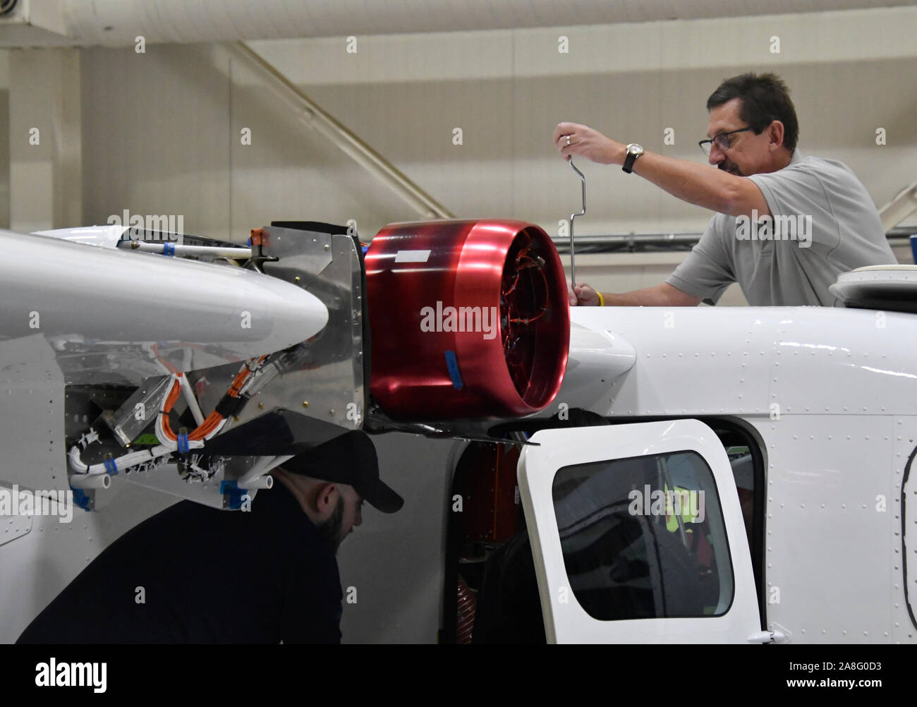 Edwards Air Force Base in California, Stati Uniti d'America. 8 Novembre, 2019. NASA X-57 tech Ops team di lavorare su X-57 Maxwell modifica II electric velivoli sperimentali Venerdì 8 Novembre, 2019. Edwards AFB, CA. Il piano sarà testato come due più altre modifiche saranno apportate al piano con un totale di 14 elettrico motori ad elica. La NASA spera di avere il piano di volo con tutti i motori elettrici sul parafango dal tardo 2021 inizio 2022. Credit: Gene Blevins/ZUMA filo/Alamy Live News Foto Stock