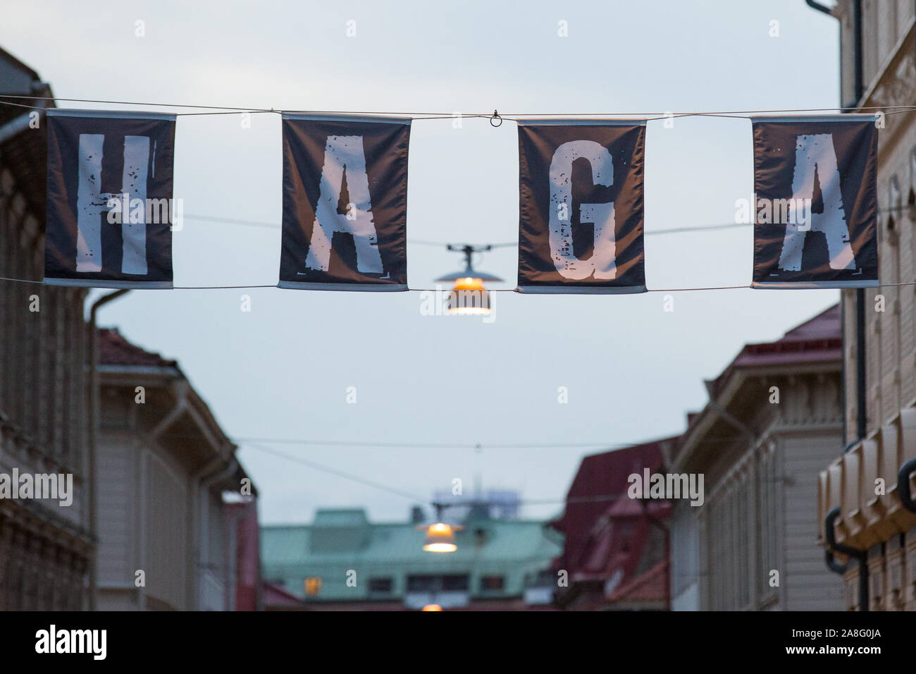 Haga banner visto a Göteborg.Haga quartiere è famoso per le sue pittoresche case in legno, secolo XIX-atmosfera e caffetterie. Originariamente una classe operaia sobborgo della città con una piuttosto cattiva reputazione, si è progressivamente trasformata in un popolare luogo visita per i turisti e Gothenburgers. Foto Stock