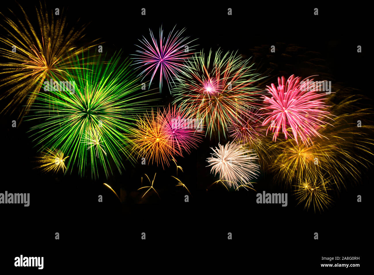 Coloratissimi fuochi d'artificio a mezzanotte sullo sfondo del cielo. Foto Stock