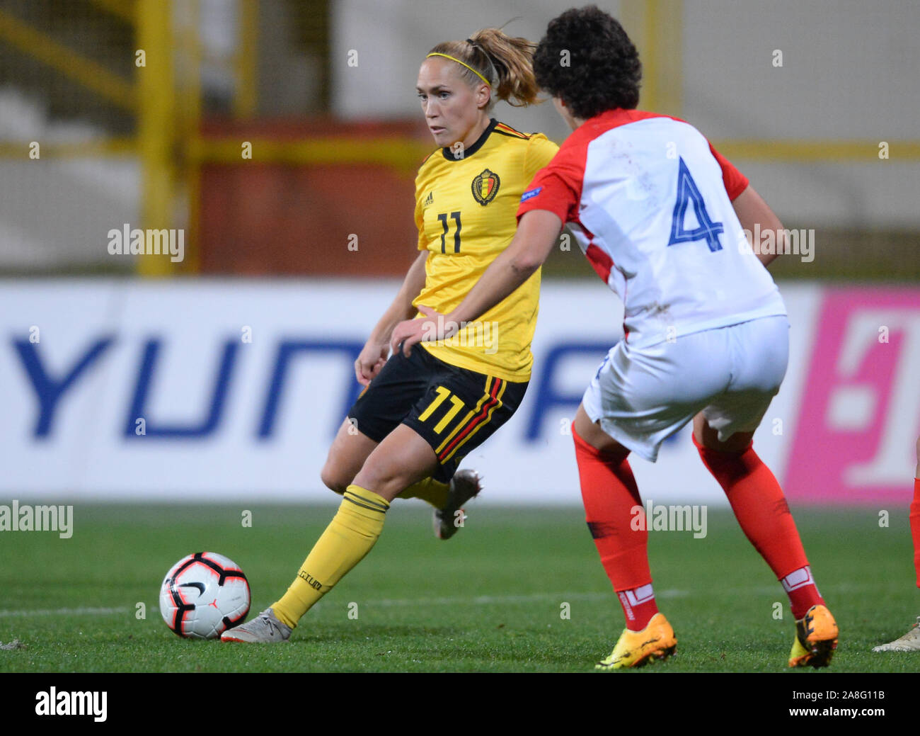 (191109) -- ZAPRESIC, nov. 9, 2019 (Xinhua) -- Leonarda Balog (R) della Croazia con vies Janice Cayman del Belgio nel corso femminile UEFA EURO 2021 qualificatori in Zapresic, Croazia, nov. 8, 2019. (Marko Prpic/Pixsell via Xinhua) Foto Stock