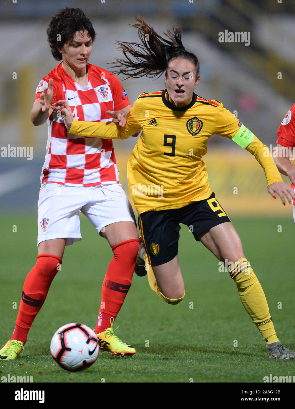 (191109) -- ZAPRESIC, nov. 9, 2019 (Xinhua) -- Leonarda Balog (L) della Croazia con vies Tessa Wullaert del Belgio nel corso femminile UEFA EURO 2021 qualificatori in Zapresic, Croazia, nov. 8, 2019. (Marko Prpic/Pixsell via Xinhua) Foto Stock