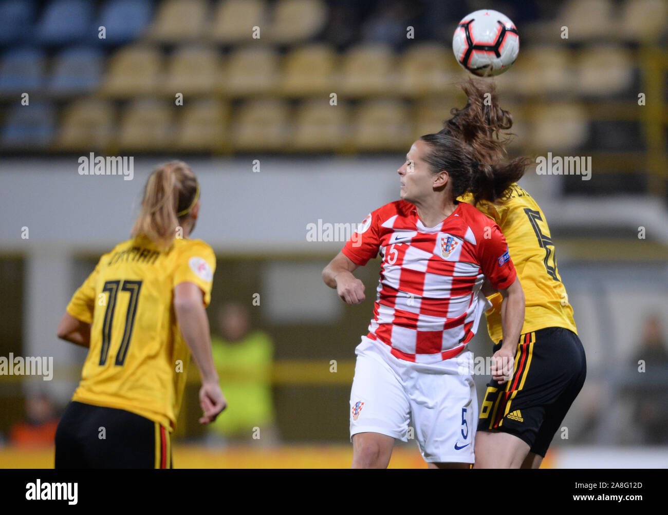 (191109) -- ZAPRESIC, nov. 9, 2019 (Xinhua) -- Kristina Nevrkla (C) della Croazia il sistema VIES con Tine De Calgny (R) del Belgio nel corso femminile UEFA EURO 2021 qualificatori in Zapresic, Croazia, nov. 8, 2019. (Marko Prpic/Pixsell via Xinhua) Foto Stock