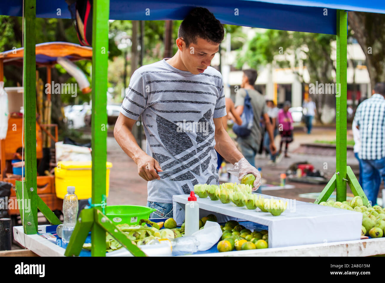 CALI, COLOMBIA - Ottobre 2019: venditore ambulante di frutti tropicali al Paseo Bolivar Park della città di Cali in Colombia Foto Stock