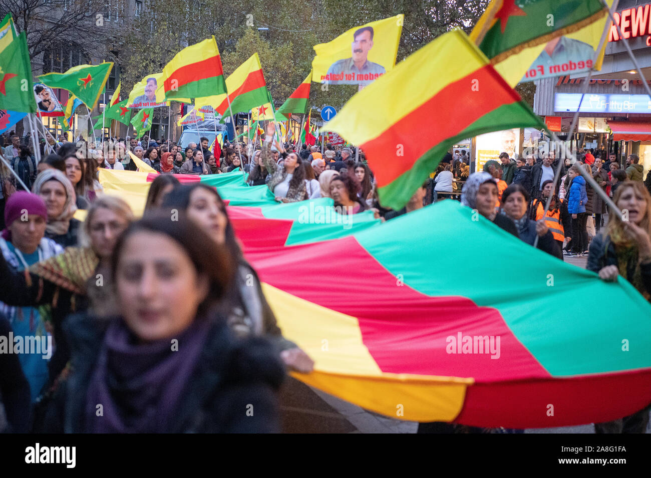 Stuttgart, Germania. 02Nov, 2019. Durante una dimostrazione da parte dei curdi contro l'esercito turco dell' invasione della Siria, i partecipanti indossare un lungo nastro di stoffa con i colori della bandiera curda. Credito: Sebastian Gollnow/dpa/Alamy Live News Foto Stock