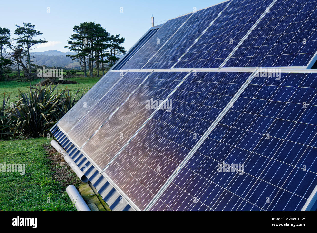 Vivere fuori dalla griglia. I pannelli solari che forniscono energia elettrica ad una griglia fuori casa in Nuova Zelanda il paese indietro. Foto Stock